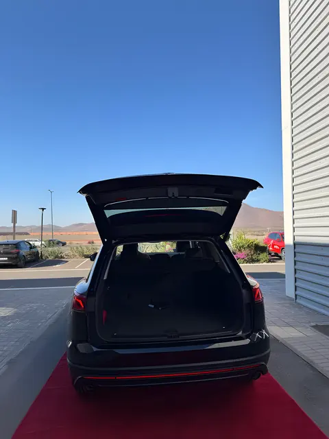 Volkswagen Touareg — Riani Rental Car
