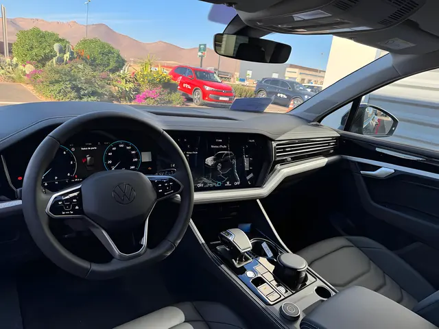 Volkswagen Touareg — Riani Rental Car
